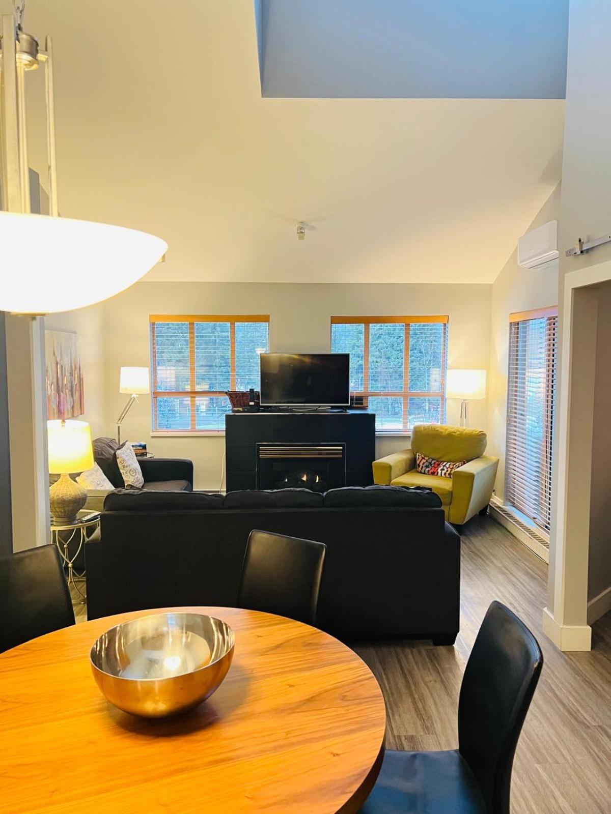 Tyndalstone Lodge 3 Bedroom In The Heart Of Village North ウィスラー エクステリア 写真