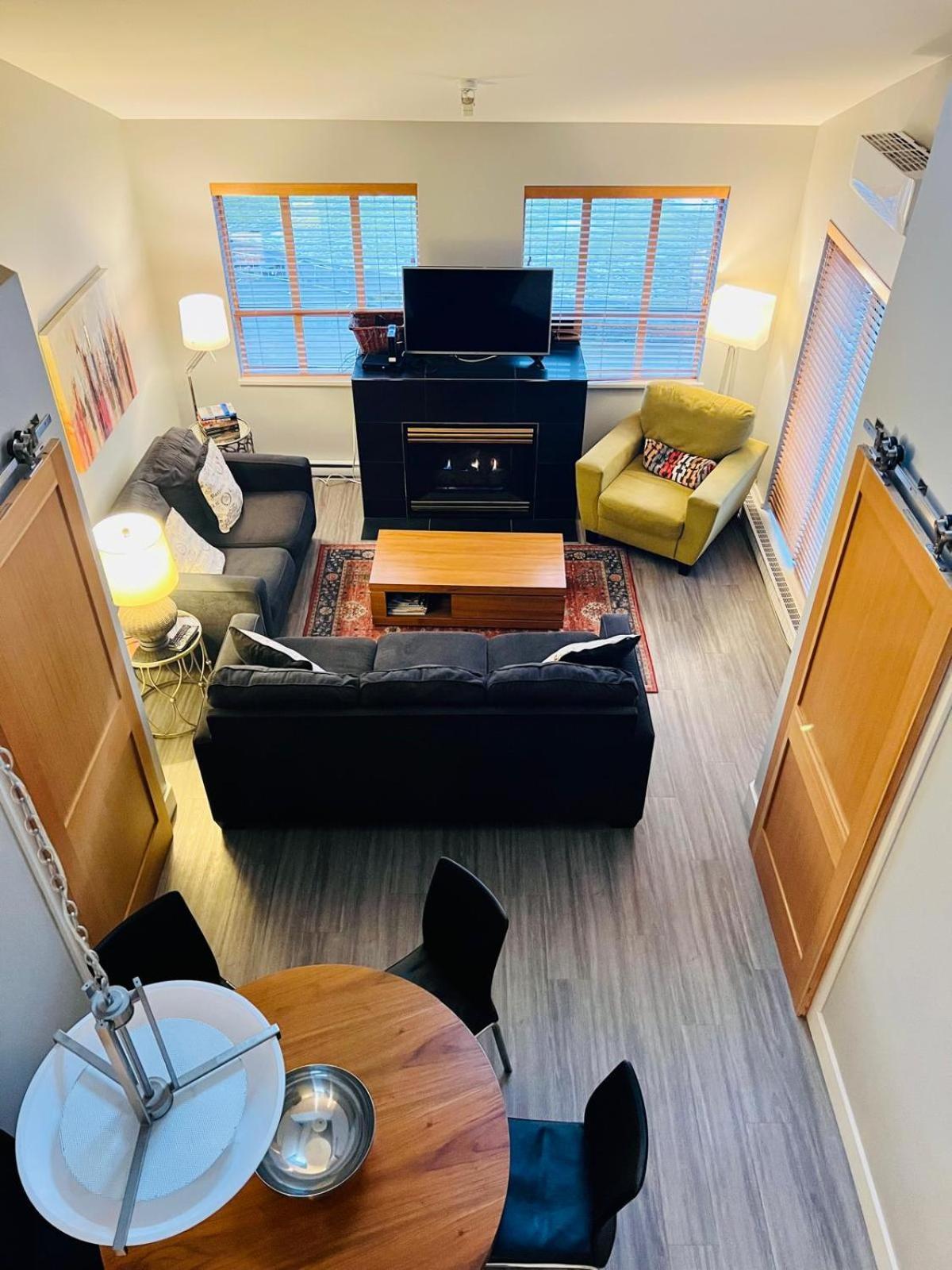 Tyndalstone Lodge 3 Bedroom In The Heart Of Village North ウィスラー エクステリア 写真