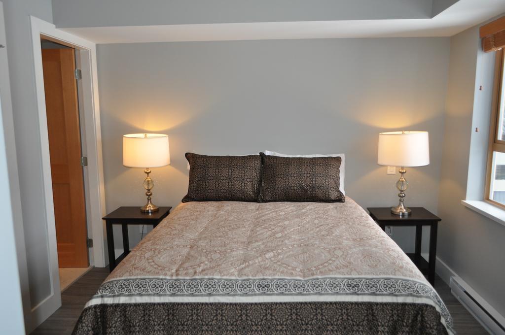 Tyndalstone Lodge 3 Bedroom In The Heart Of Village North ウィスラー エクステリア 写真