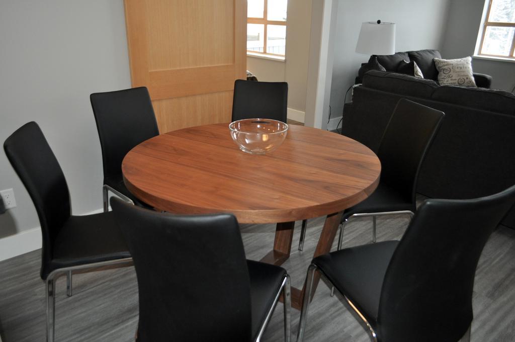 Tyndalstone Lodge 3 Bedroom In The Heart Of Village North ウィスラー エクステリア 写真