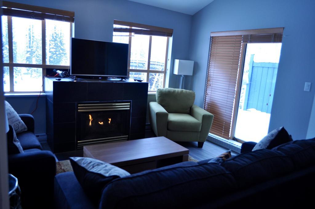 Tyndalstone Lodge 3 Bedroom In The Heart Of Village North ウィスラー エクステリア 写真